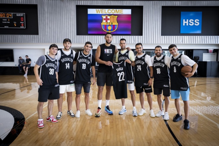 天空体育：张伯伦目前正在阿森纳训练，同时筹划下一步动向（天空体育：张伯伦随阿森纳训练，正谋划未来去向）