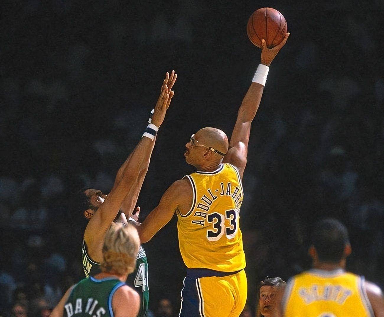 每体：杰拉德·马丁在左中卫上的表现，比其当左后卫时更亮眼（每体：杰拉德·马丁踢左中卫更出彩，强于担任左后卫时）