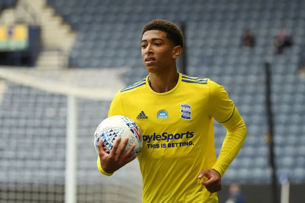 最后一舞！C罗2026世界杯定制款耐克金色签名战靴曝光（告别之舞将至：C罗2026世界杯定制耐克金色签名战靴亮相）