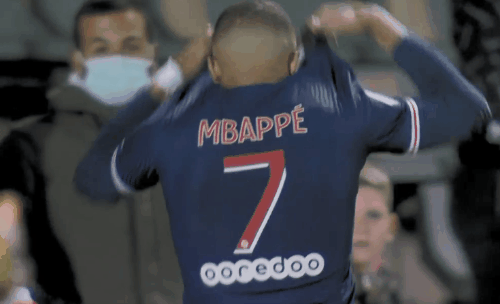 有点吓人！赞比亚绝平功臣达卡空翻庆祝，结果脖子着地（惊险一幕：赞比亚绝平功臣达卡空翻庆祝，竟以脖颈着地收场）