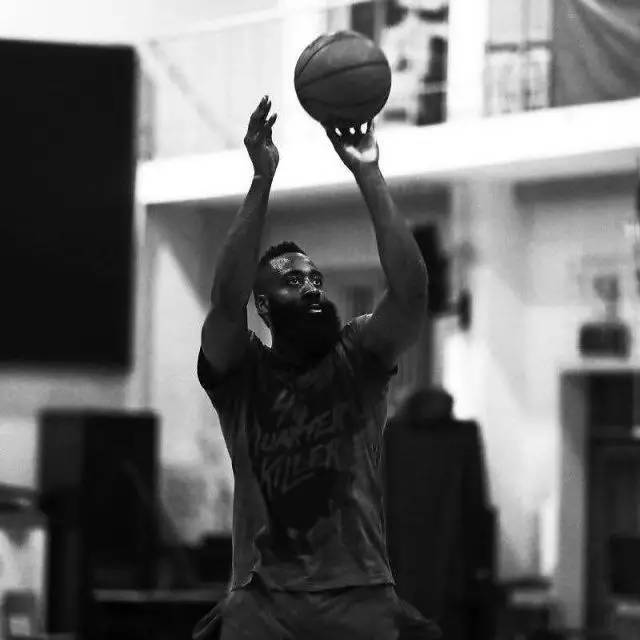 德甲战报：伯克特双响，卡明斯基闪击，法兰克福4-3险胜科隆（德甲激战：伯克特梅开二度，卡明斯基先拔头筹，法兰克福4-3险胜科隆）