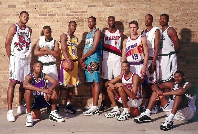 左右脚开弓 欧冠双响+MVP！前曼联天才乱杀：20场13球4助（欧冠梅开二度当选MVP！前曼联天才左右开弓，20战13球4助）