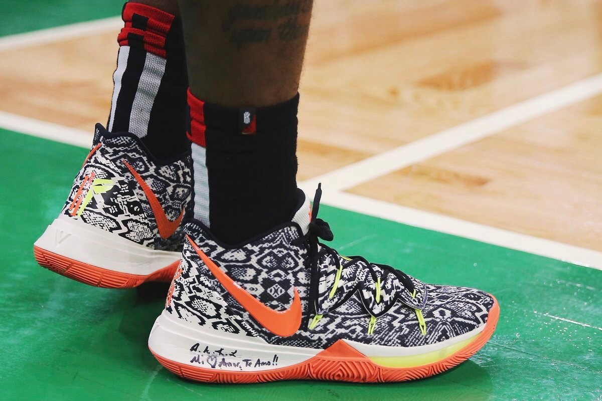 足坛共17位亿欧先生：英超西甲各7人 德甲2人法甲1人 意甲0人（足坛17位“亿欧先生”分布：英超、西甲各7人，德甲2人，法甲1人，意甲0人）