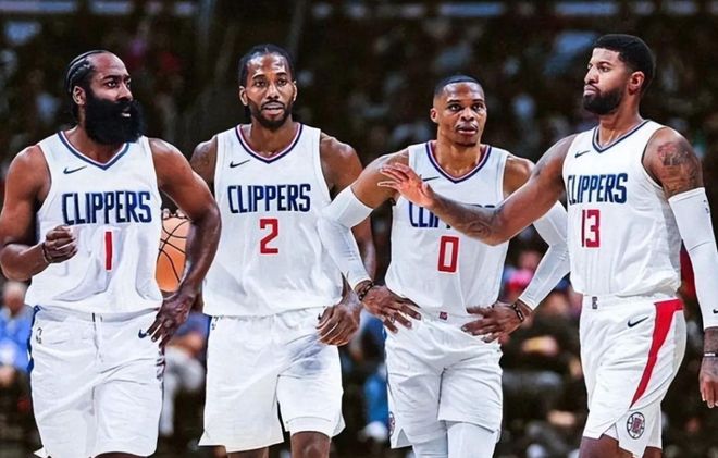 开局平推！佩雷拉1分20秒TKO安卡拉耶夫，重夺轻重量级世界冠军（1分20秒速胜！佩雷拉TKO安卡拉耶夫，重登轻重量级王座）