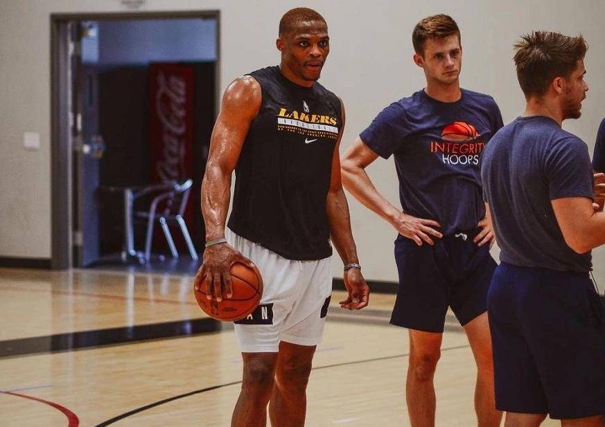 海港举办赛季总结会，王燊超乘直升机带冠军奖杯入场（海港赛季总结会：王燊超乘直升机捧杯亮相）